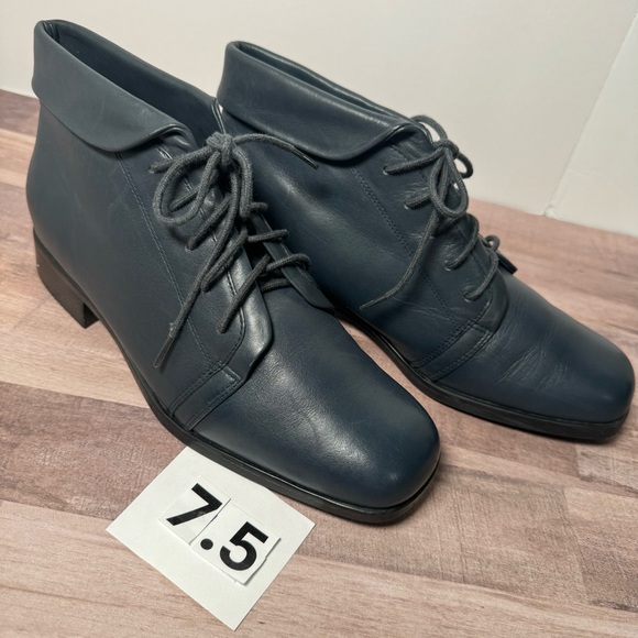 St. John’s Bay Deep Blue leather square toe ankle boots 7.5W  LIKE NEW - Picture 6 of 16